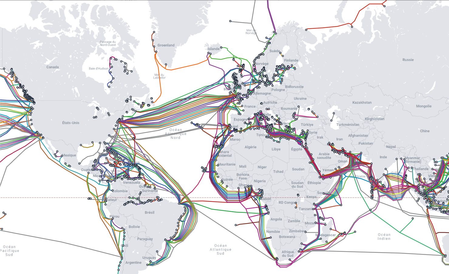 Carte simplifiée des câbles sous-marins reliant les continents